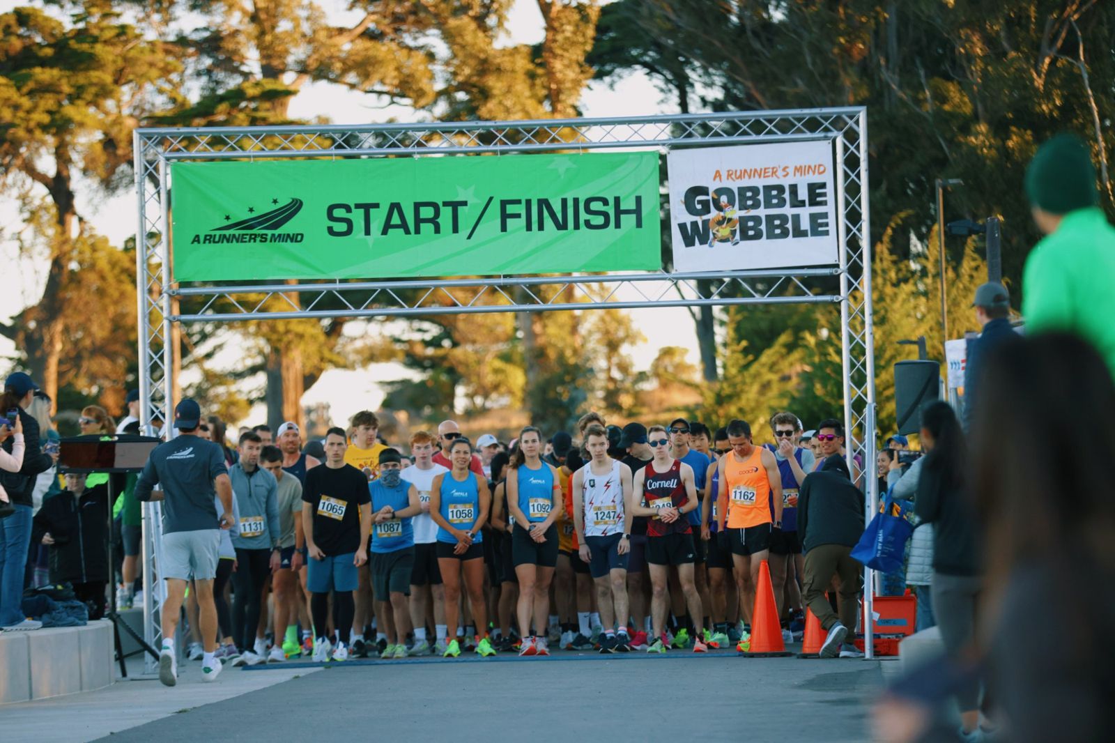 Runners lined up under the A Runner's Mind start/finish arch